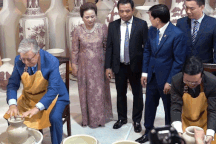 Chủ tịch nước Võ Văn Thưởng và Tổng thống Kazakhstan cùng trổ tài làm gốm