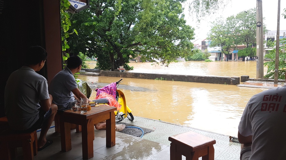 Người dân trú trên gác mái, cho lợn lên giường tránh lũ - 29 Người dân trú trên gác mái, cho lợn lên giường tránh lũ - 29