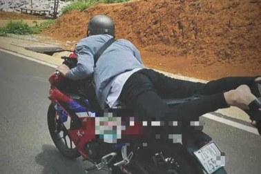Nam thanh niên "diễn xiếc" trên xe máy rồi đăng Facebook
