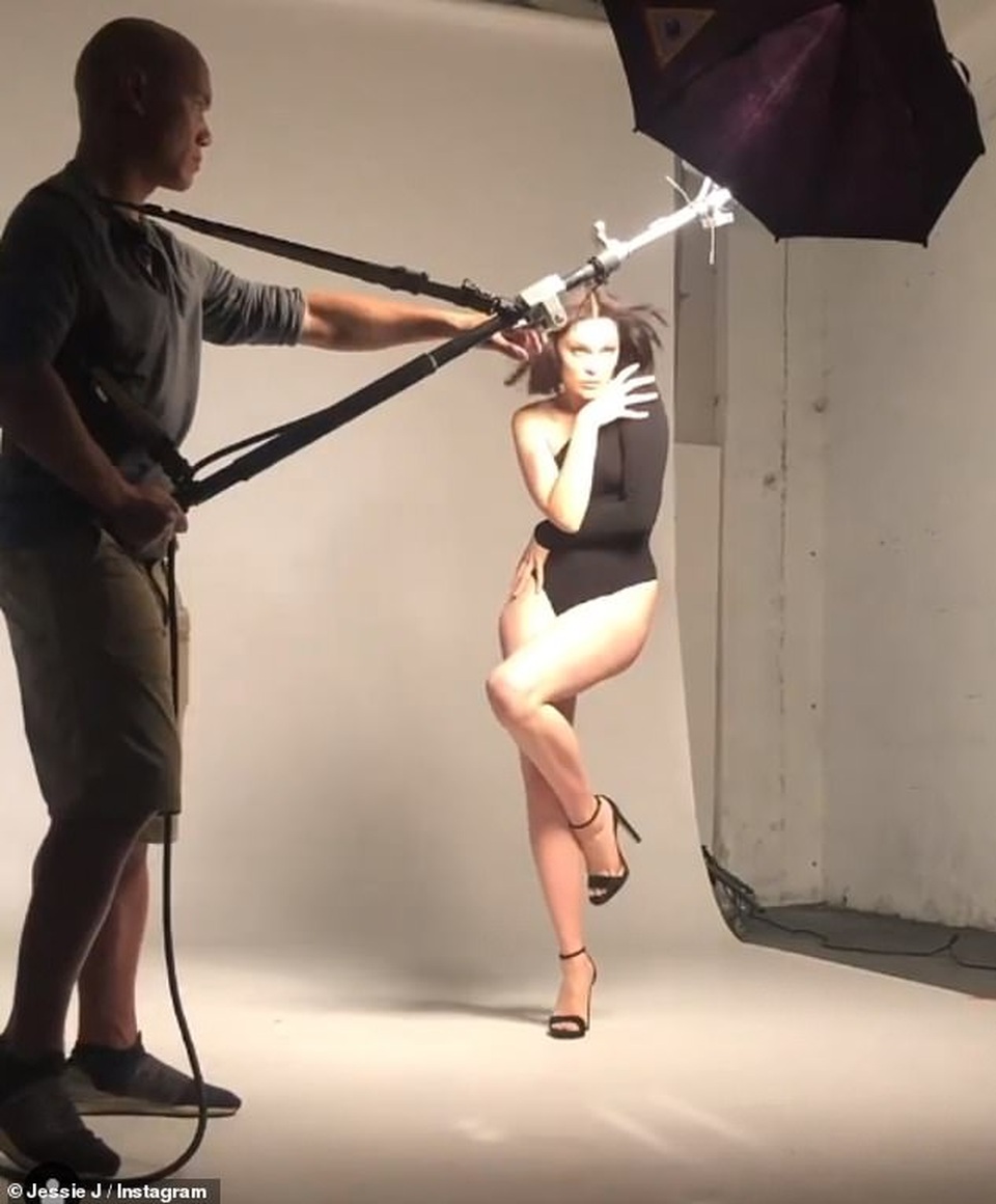 Jessie J gợi cảm chụp hình chào năm mới - 2 Jessie J gợi cảm chụp hình chào năm mới - 2