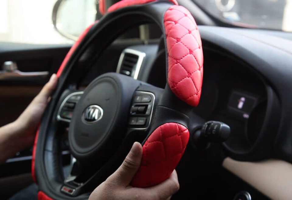 Những phụ kiện cho vô-lăng tài xế Việt hay lắp mà không lường hết tác hại - 2 Những phụ kiện cho vô-lăng tài xế Việt hay lắp mà không lường hết tác hại - 2