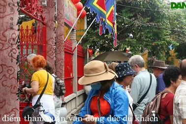 Du khách đến tham quan Hội An trong ngày 8/2