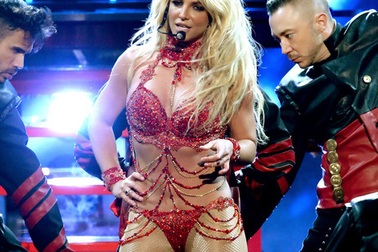 Britney bất ngờ khoe nội y trên thảm đỏ