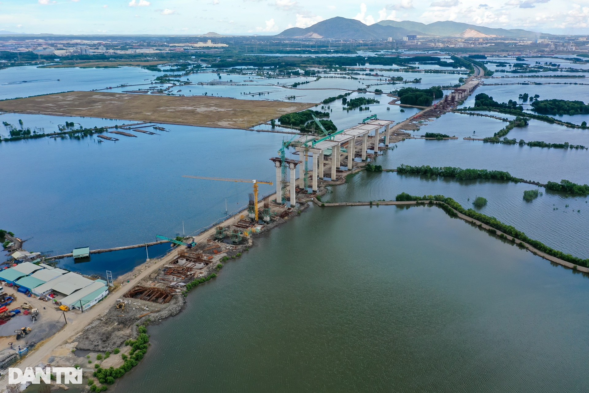 Hối hả thi công trên cây cầu có nhịp chính dài nhất Đông Nam Á - 13 Hối hả thi công trên cây cầu có nhịp chính dài nhất Đông Nam Á - 13