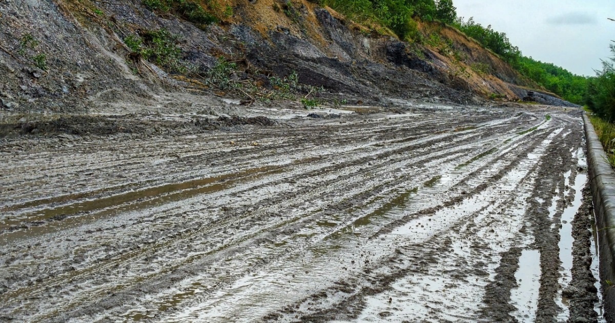 Đất đá tiếp tục sạt lở, tràn xuống tuyến đường vành đai phía Tây ở Đà Nẵng