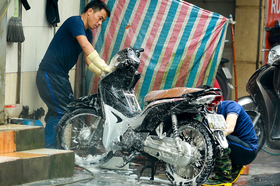 Hà Nội: Rửa xe 200 nghìn đồng/lượt, khách vẫn ùn ùn xếp hàng - 11 Hà Nội: Rửa xe 200 nghìn đồng/lượt, khách vẫn ùn ùn xếp hàng - 11