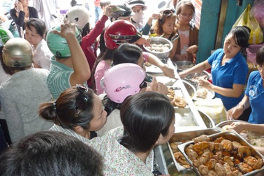 Vã mồ hôi tìm chỗ ăn chay giữa thời tiết nóng nực