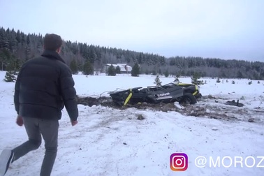 Dân chơi Nga thuê trực thăng thả rơi xe sang Mercedes từ độ cao 300m