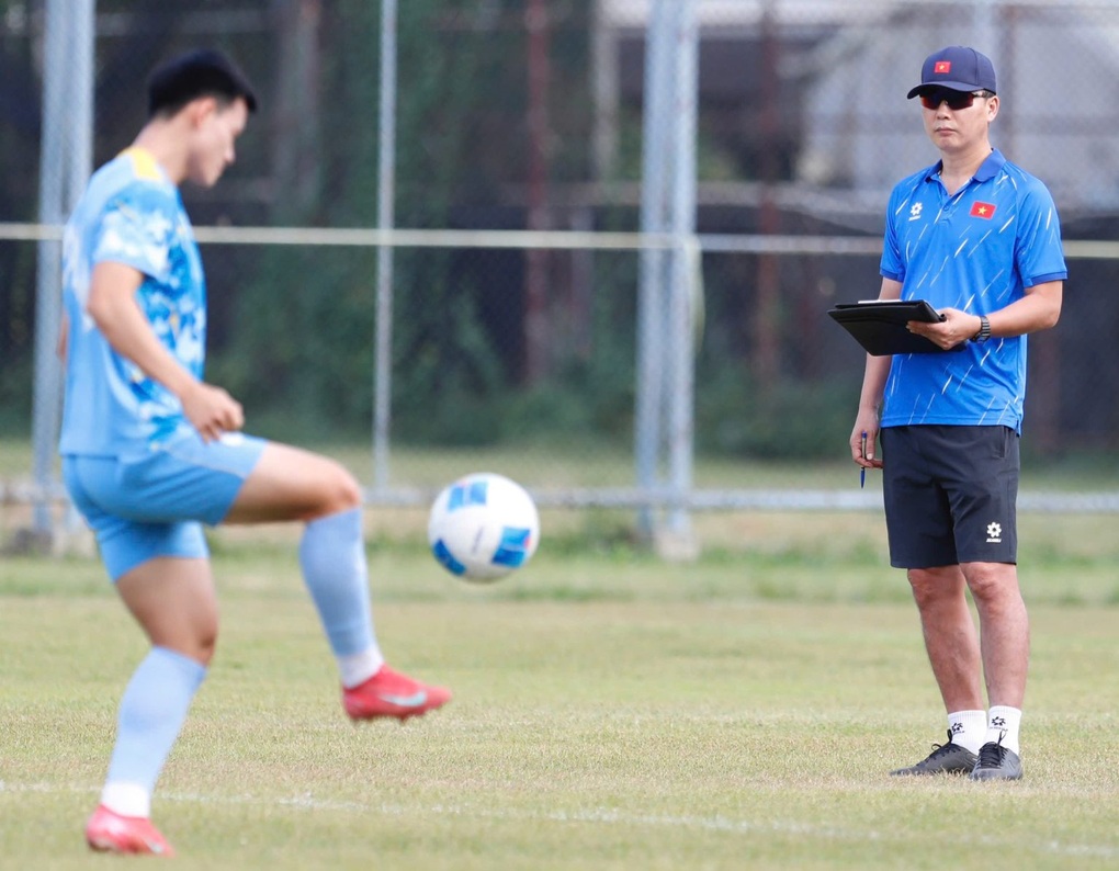 HLV Kim Sang Sik bình thản nói về khả năng U22 Việt Nam đánh bại Malaysia - 2