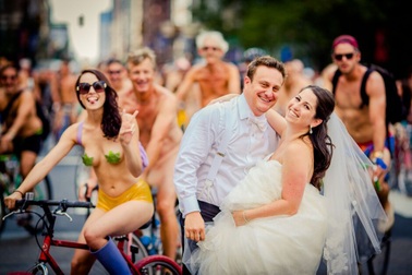 Cặp đôi "chơi nổi" chụp ảnh cưới trên nền người "nude" tập thể