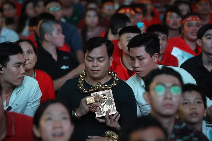 Công an khám xét nhà đại gia vàng Phúc XO sau nghi án dính đến ma túy trong quán karaoke ở Sài Gòn - Ảnh 3.