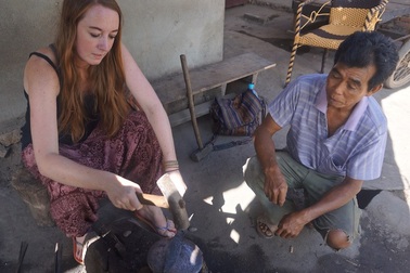 Dân nghèo Việt dạy nghề thủ công cho “Tây”, nhẹ nhàng kiếm 24 triệu đồng/tháng