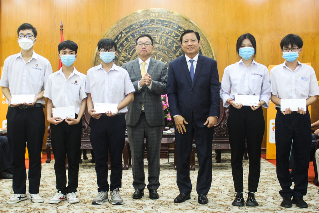 Công ty 4 Oranges trao 400 suất học bổng cho tỉnh Long An - 2 Công ty 4 Oranges trao 400 suất học bổng cho tỉnh Long An - 2