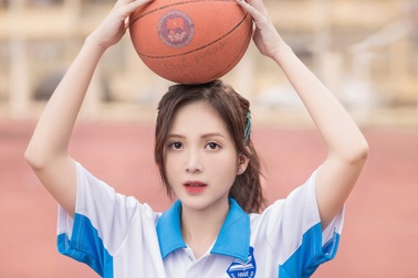 Chỉ mặc đồng phục thể dục thôi, cô gái này cũng khiến dân mạng xao xuyến