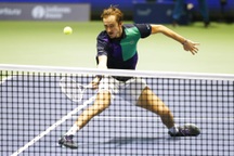 Medvedev vào chung kết Vienna Open, Alcaraz thua sốc ở Basel Open