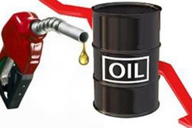 Vì sao giá xăng trong nước chỉ giảm nhỏ giọt?
