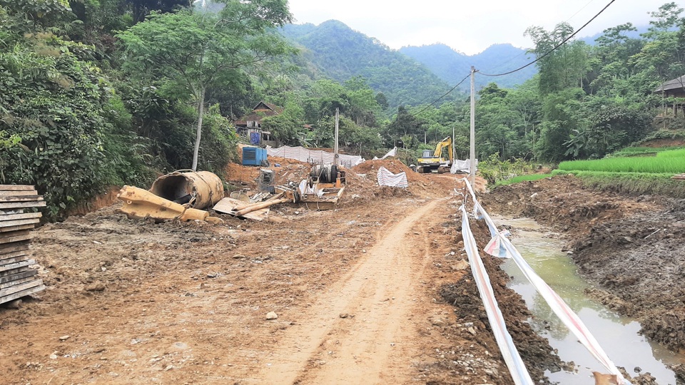 Tuýt còi doanh nghiệp xây cầu bê tông trộn… đất đá bẩn - 1 Tuýt còi doanh nghiệp xây cầu bê tông trộn… đất đá bẩn - 1