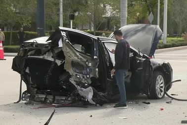 Nissan GT-R vượt đèn đỏ, đâm "rách đôi" xe Tesla Model X