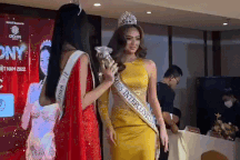 Bố mẹ Á hậu Bảo Ngọc thuê xe tải chở 300 bánh tét từ quê lên tặng khách mời