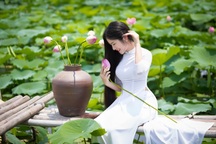 “Công chúa tóc mây” phiên bản Việt khoe sắc bên sen