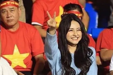 Nữ CĐV xinh đẹp được tìm kiếm sau chung kết bóng đá nam SEA Games 30