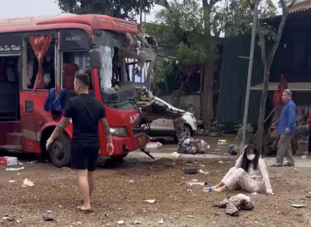 Vụ tai nạn ở Tuyên Quang: Bốn người rơi khỏi xe khách khi va chạm - 3 Vụ tai nạn ở Tuyên Quang: Bốn người rơi khỏi xe khách khi va chạm - 3