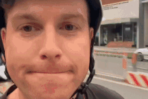 Đến Việt Nam phá vỡ quy tắc mẹ dặn, khách Mỹ đi xe máy "ăn sạch" TPHCM