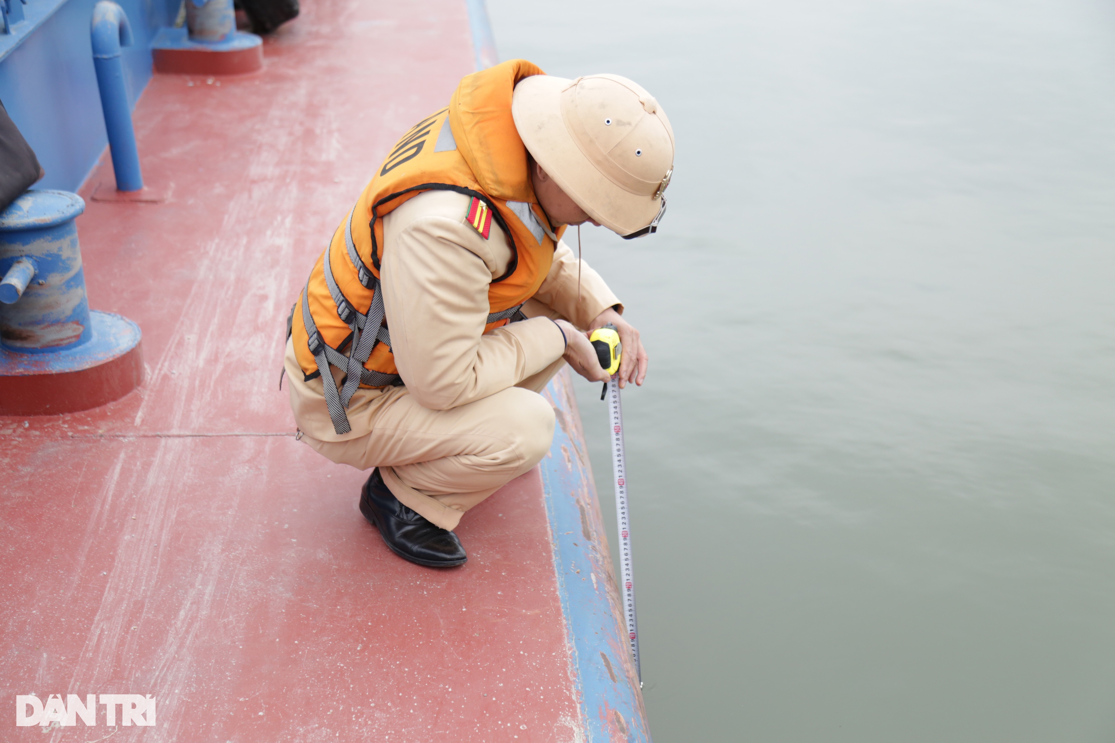CSGT Hà Nội kiểm tra nồng độ cồn người lái tàu trên sông Hồng - 3