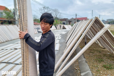 Huy động cả làng làm bánh tráng từ sáng đến khuya để phục vụ Tết