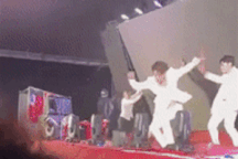 Ca sĩ TiTi (HKT) và vũ công bị màn hình led đè trúng người khi đang hát