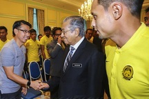 Thủ tướng Malaysia muốn đội nhà đánh bại đội tuyển Việt Nam