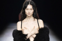 Loạt người mẫu để ngực trần, dùng tay che chắn khi catwalk