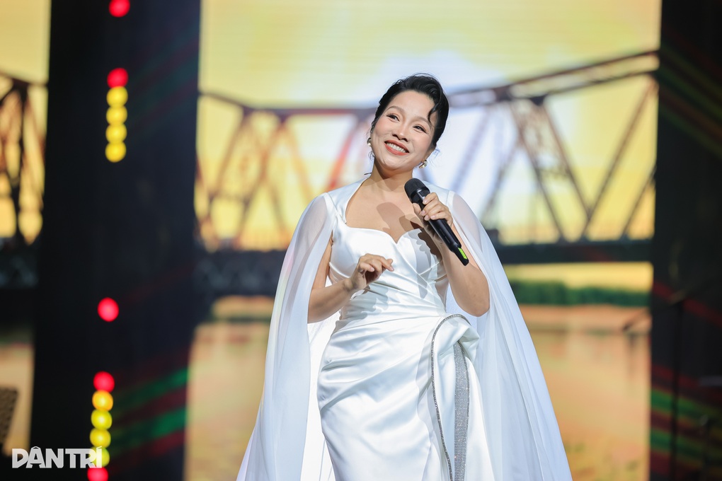 Hồng Nhung bật mí sức khỏe, Mỹ Linh gửi lời chúc 20/10 đến khán giả nữ - 1 Hồng Nhung bật mí sức khỏe, Mỹ Linh gửi lời chúc 20/10 đến khán giả nữ - 1
