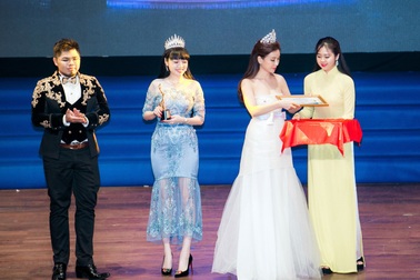 Hoa hậu Lam Cúc trao giải Nữ doanh nhân Sắc- Tâm- Tài