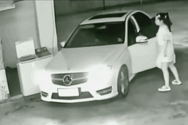 Pha lùi xe đầy "trắc trở" của nữ tài xế