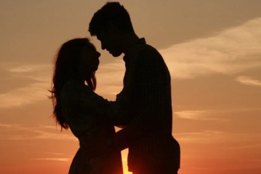 Tình yêu chỉ đẹp khi con gái yêu người lớn tuổi hơn mình?