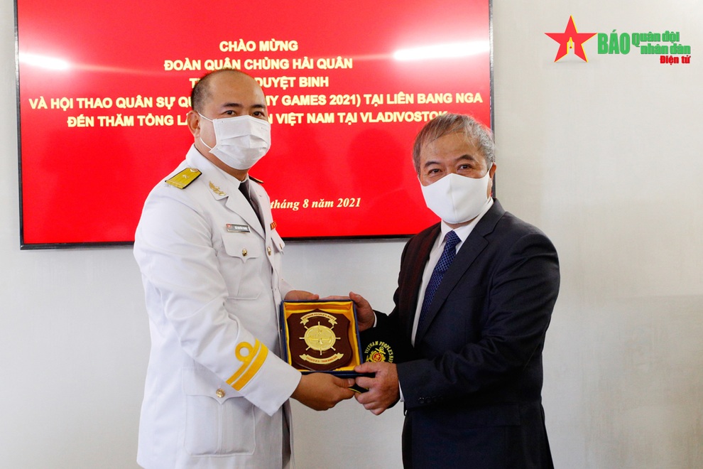 Đội tuyển Hải quân dâng hoa tượng đài Bác Hồ ở Vladivostok - 4 Đội tuyển Hải quân dâng hoa tượng đài Bác Hồ ở Vladivostok - 4