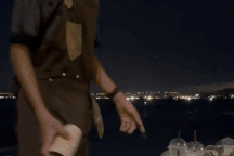 Quán cà phê ở Mũi Né bị tẩy chay vì nhân viên ném thẳng rác thải xuống biển