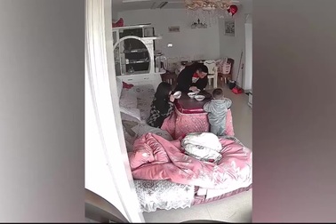 Clip bé gái thực hiện động tác Heimlich để cứu cha khiến dân mạng thán phục