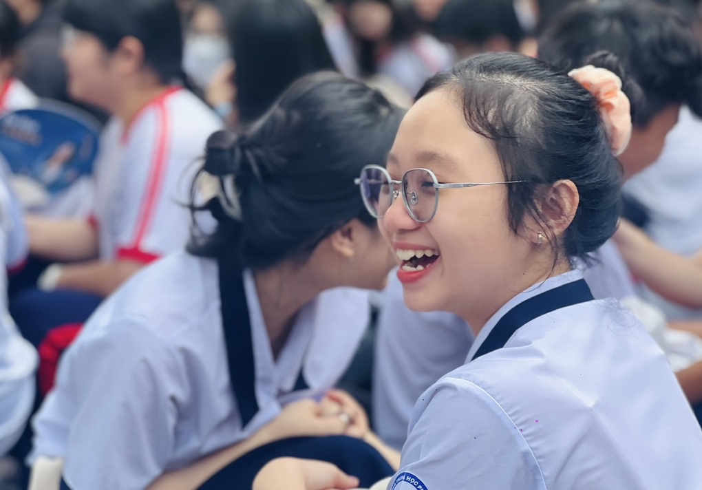 Revelando los puntajes estándar de muchas universidades, algunos lugares son 8 puntos más altos que el puntaje mínimo - 1 Hé lộ điểm chuẩn nhiều trường đại học, có nơi cao hơn điểm sàn đến 8 điểm - 1