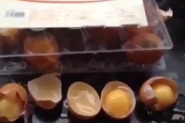Cận cảnh những trái trứng gà giả tại Trung Quốc