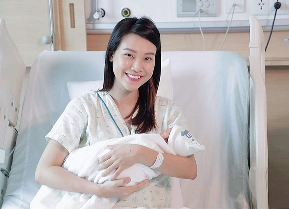 Á hậu Hoàng Oanh đã bí mật sinh con, chồng Tây vẫn chưa thể về vì dịch bệnh - 1 Á hậu Hoàng Oanh đã bí mật sinh con, chồng Tây vẫn chưa thể về vì dịch bệnh - 1