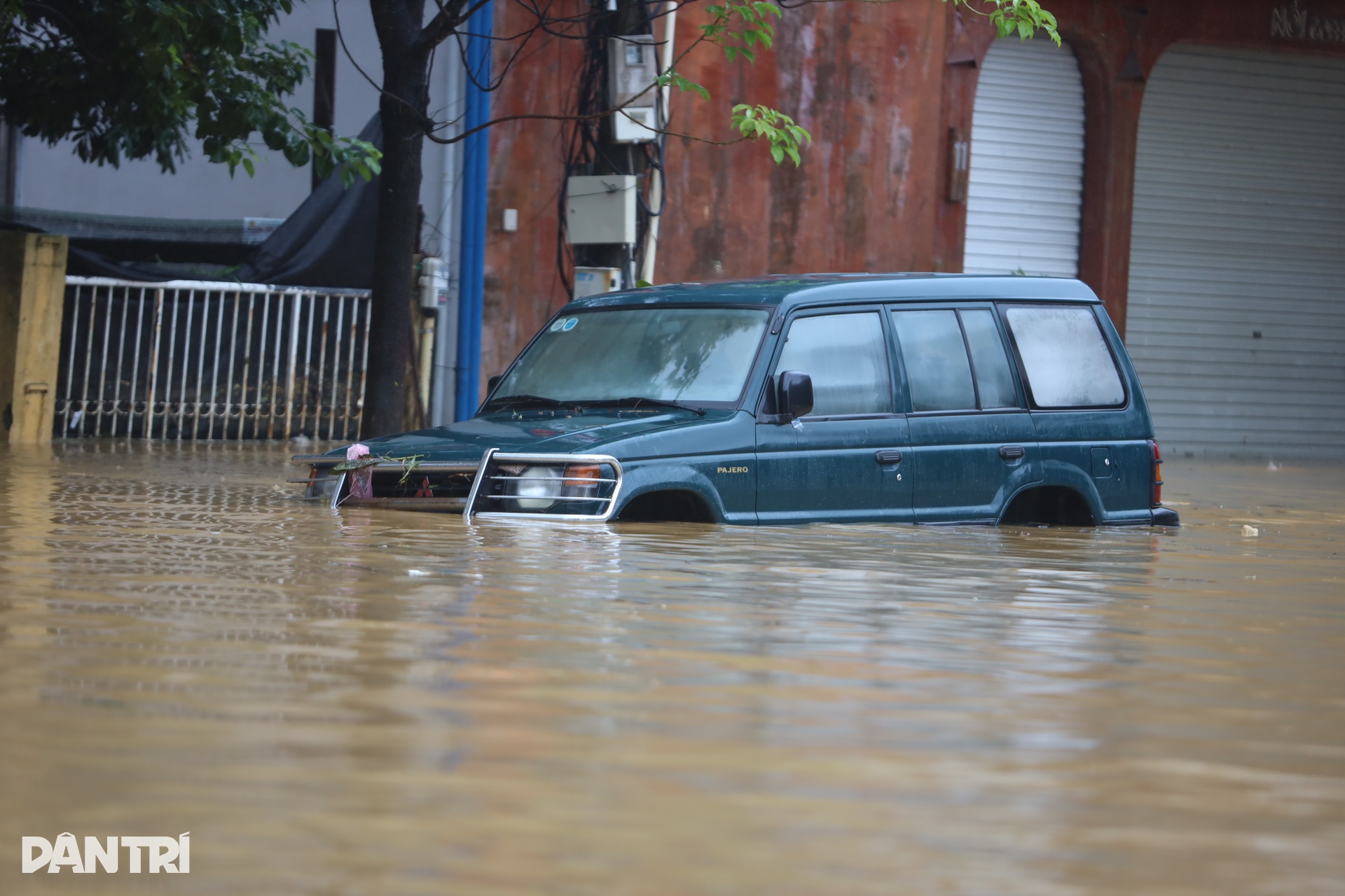 Hàng loạt ô tô xe máy ngập trong biển nước ở Huế, Đà Nẵng - 3