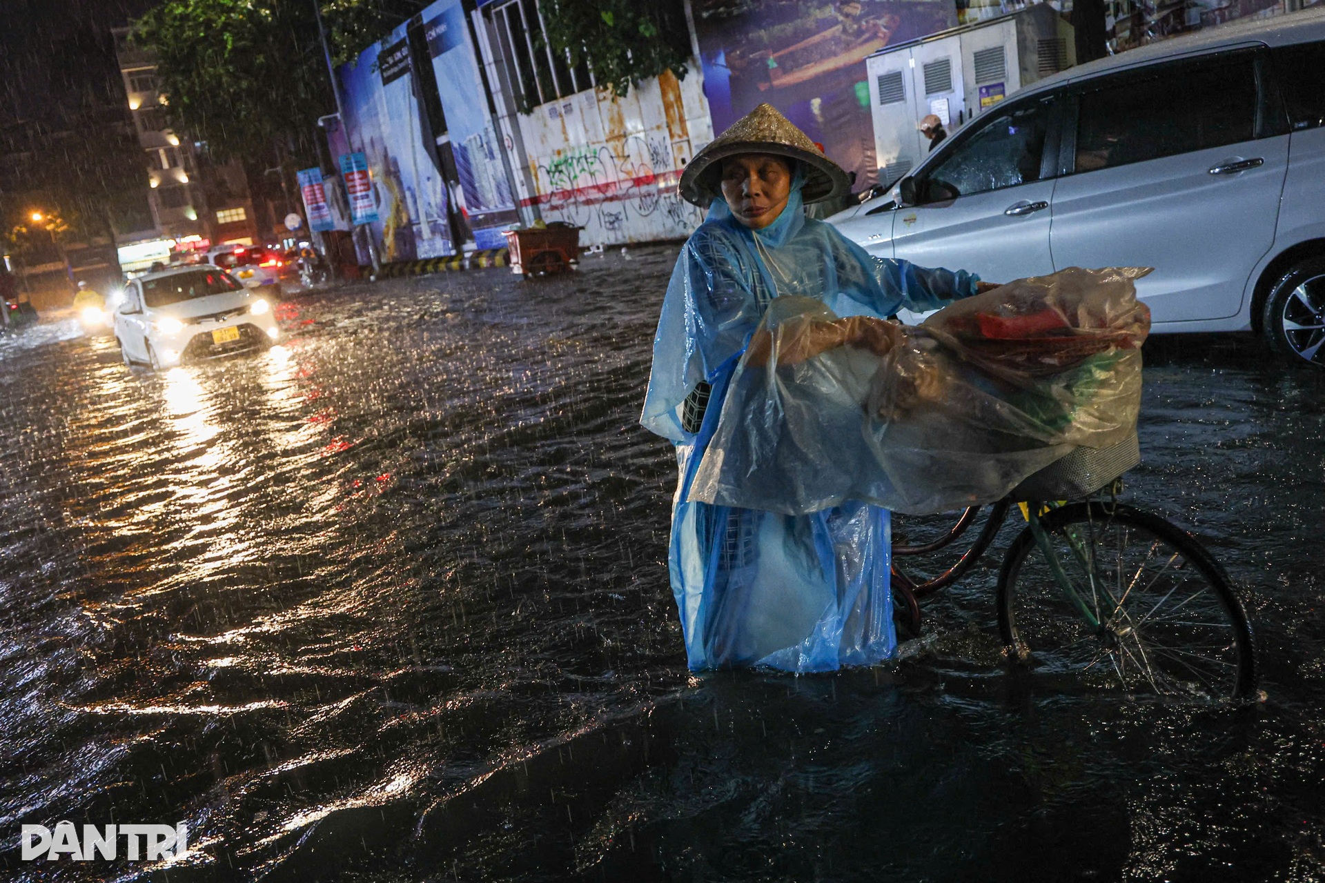 Phố Tây Bùi Viện thành “biển nước” giữa đêm mưa lớn ở trung tâm TPHCM - 11 Phố Tây Bùi Viện thành “biển nước” giữa đêm mưa lớn ở trung tâm TPHCM - 11