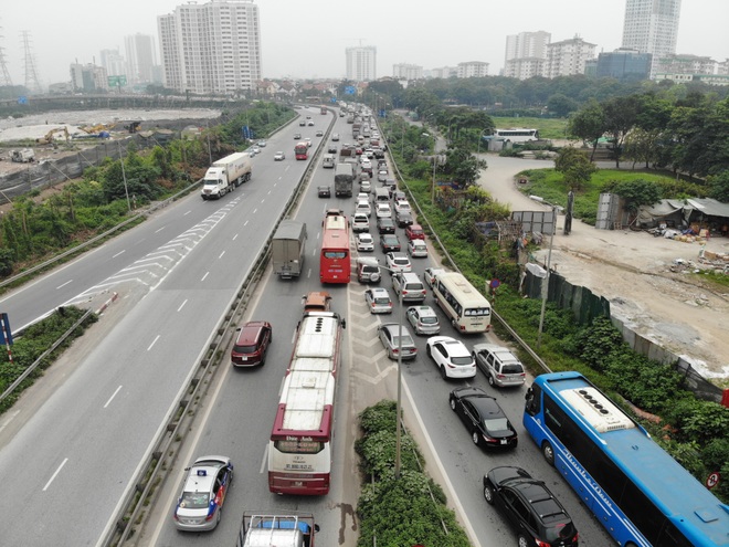 Ngày đầu nghỉ lễ: Nhiều tuyến đường cửa ngõ thủ đô ùn tắc từ sáng đến trưa - 17 Ngày đầu nghỉ lễ: Nhiều tuyến đường cửa ngõ thủ đô ùn tắc từ sáng đến trưa - 17