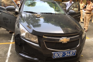 Bắt đối tượng gắn biển xanh 80B giả vào xe ô tô vận chuyển ma túy