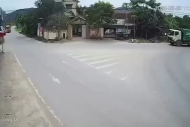 Xe ben đâm sầm vào xe chở rác đang lao qua giao lộ