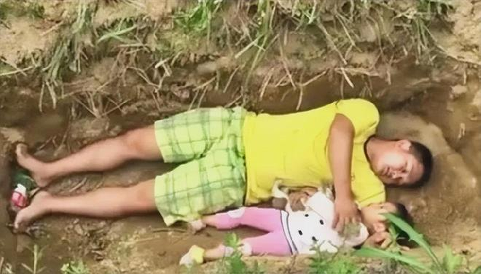 Cô bé từng nằm dưới mộ để làm quen với cái chết, giờ sống ra sao? - 2 Cô bé từng nằm dưới mộ để làm quen với cái chết, giờ sống ra sao? - 2