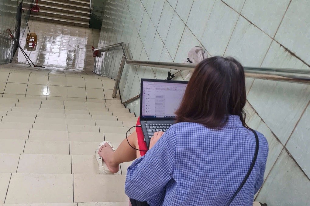 Hà Nội mưa như trút, tài xế mắc kẹt 3 tiếng, nhích từng mét trên vành đai 3 - 4 Hà Nội mưa như trút, tài xế mắc kẹt 3 tiếng, nhích từng mét trên vành đai 3 - 4