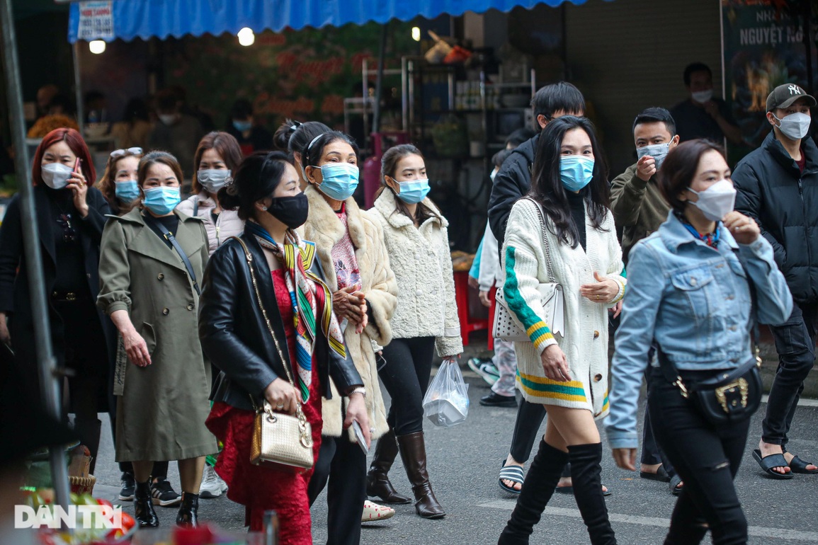 Dân công sở ở Hà Nội đội mưa, vượt giá rét vái vọng bên ngoài Phủ Tây Hồ - 10 Dân công sở ở Hà Nội đội mưa, vượt giá rét vái vọng bên ngoài Phủ Tây Hồ - 10